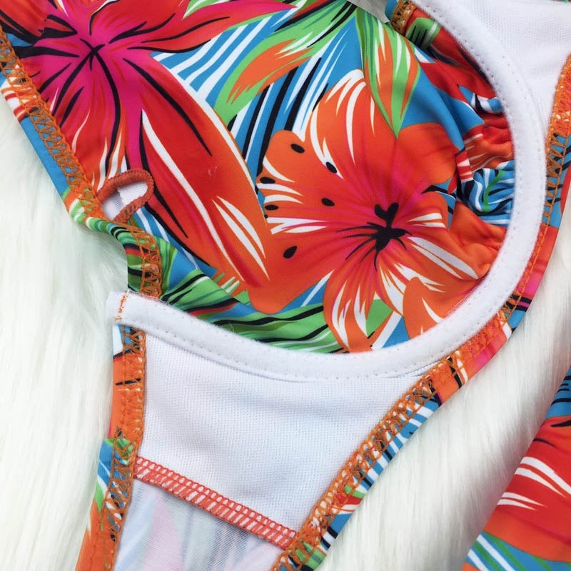 Bikini a due pezzi più tagliati per la spiaggia in audace spiaggia