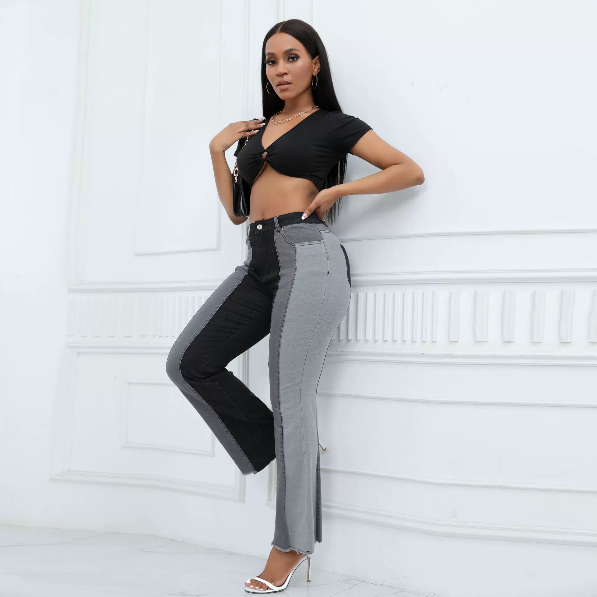 Peregangan jeans bell-bottom dengan ayunan retro-leg retro