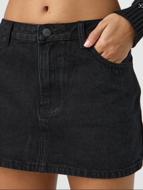 Peregangan rok pendek denim yang dicuci untuk kenyamanan kasual