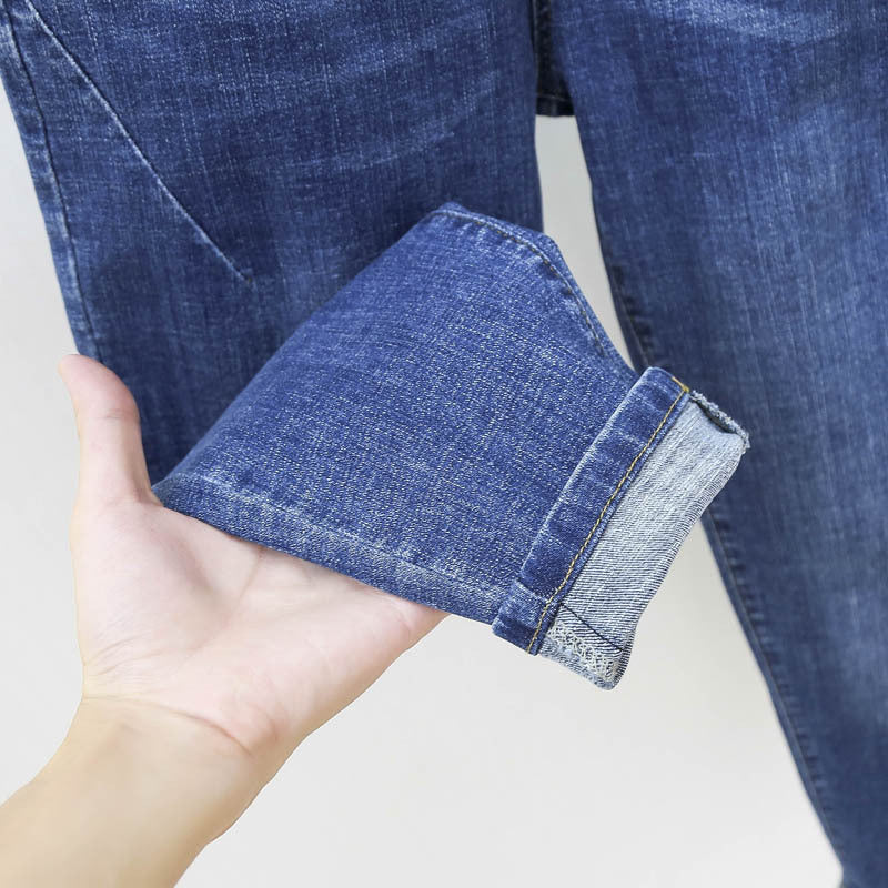 Jeans denim modis yang pas dengan kenyamanan ramping