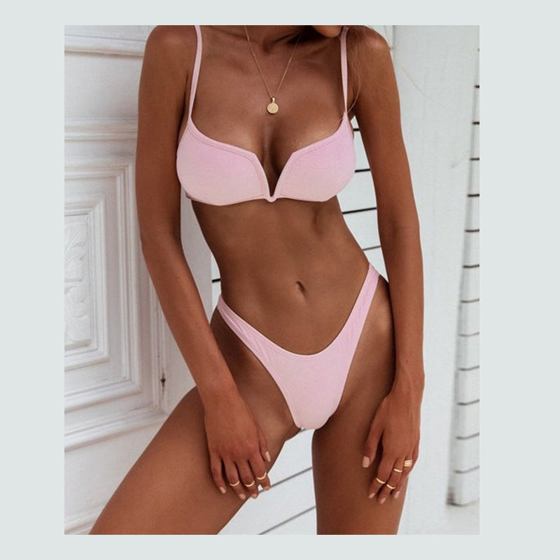 Biquíni de calcinha minimalista para o visual de praia elegante das mulheres