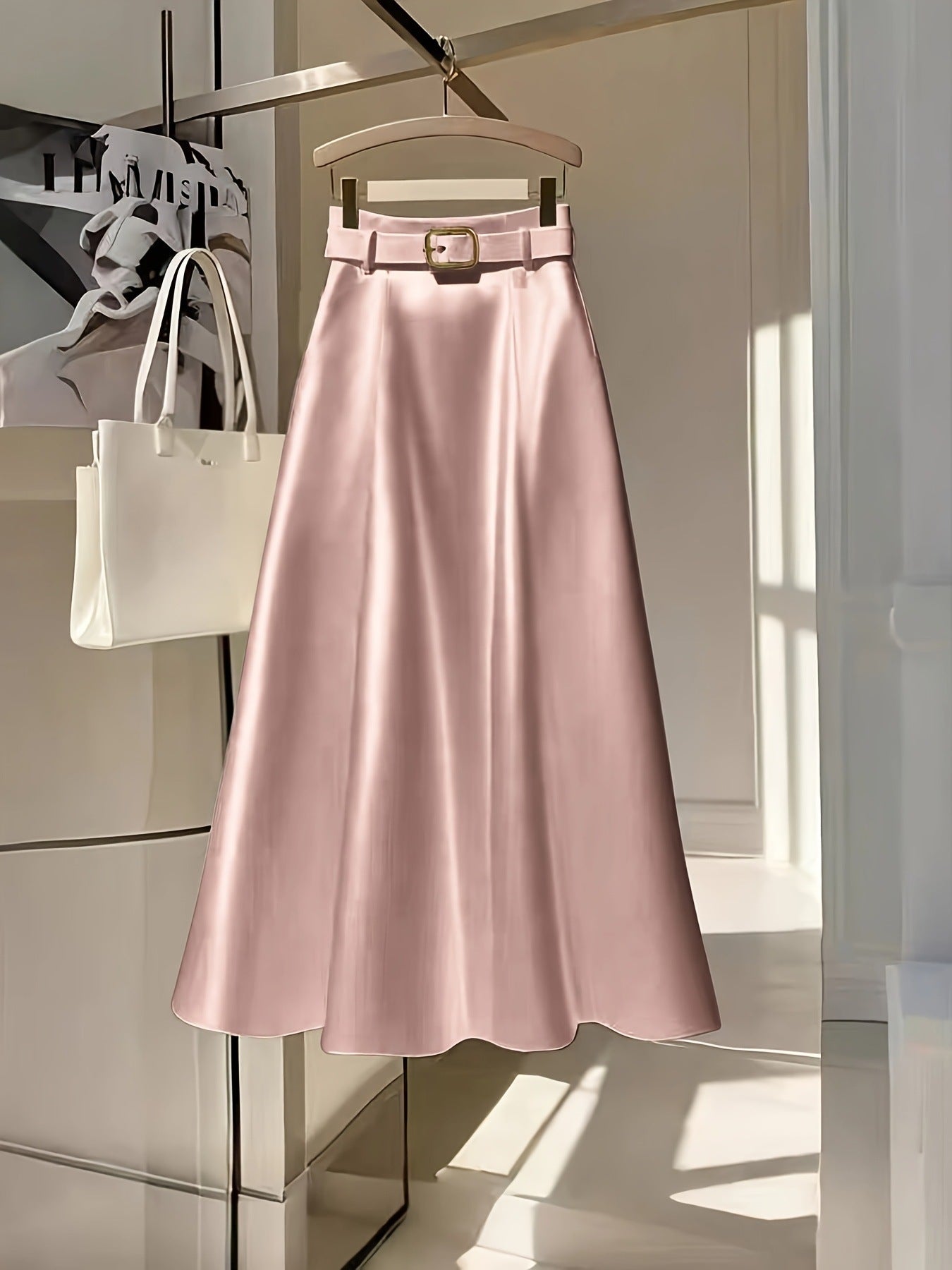 Eleganter fester Farbsatin-A-Line-Rock für anmutige Outfits