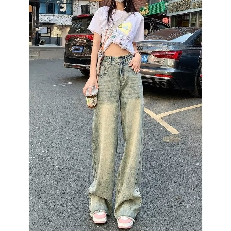 Jeans a gamba larga gialla in cemento con atmosfera retrò