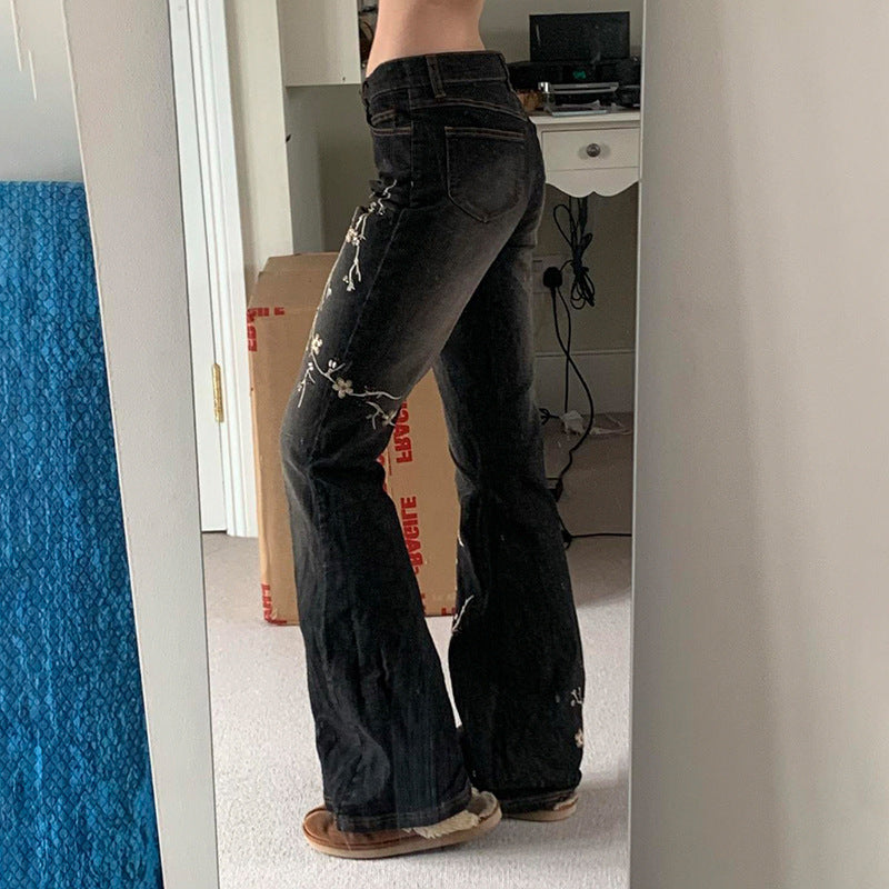 Jeans magri ricamati bianchi con dettaglio floreale retrò
