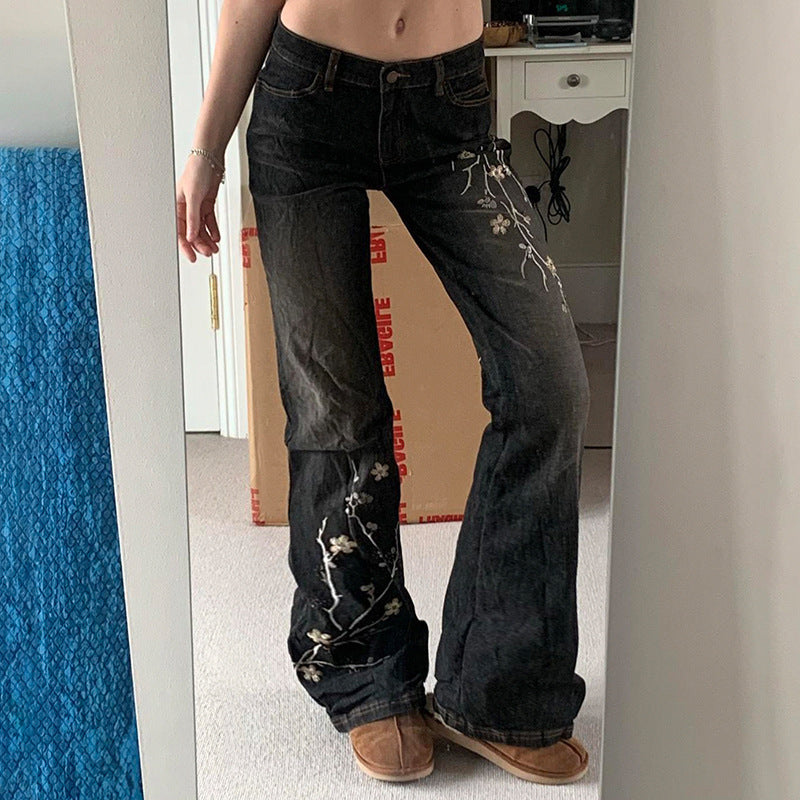 Jeans magri ricamati bianchi con dettaglio floreale retrò