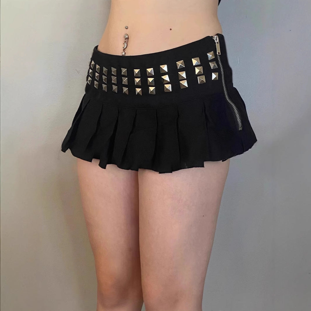 Faltenrock mit funkelnden Details für Sommerglam