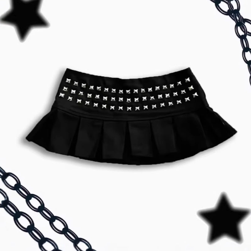 Faltenrock mit funkelnden Details für Sommerglam