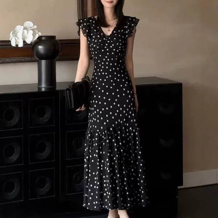 Robe à pois noir élégant avec ajustement slim d'inspiration française