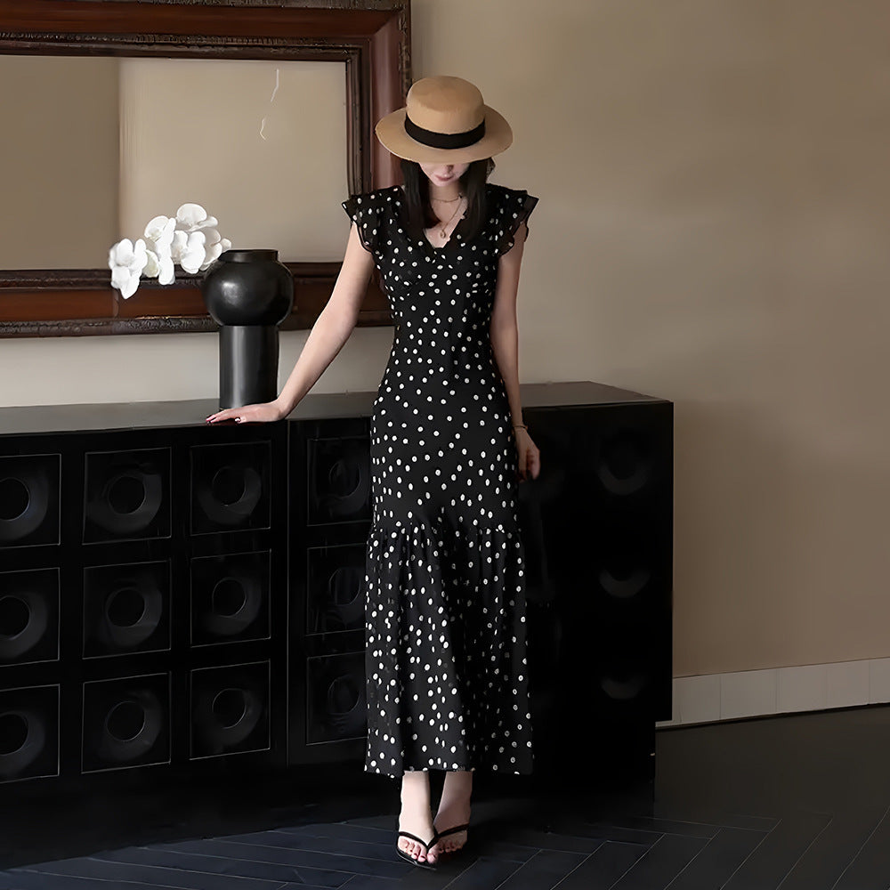 Robe à pois noir élégant avec ajustement slim d'inspiration française