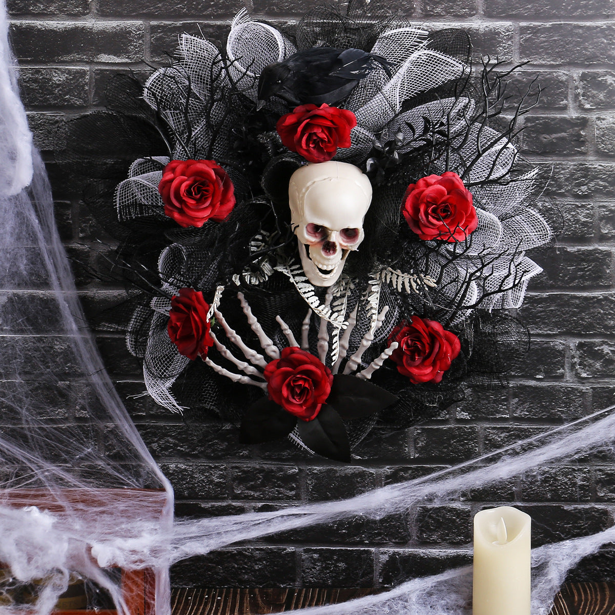 Skull en Roses Halloween -stijl krans in rood, zwart en grijs