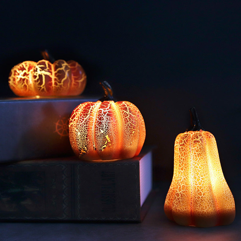 Oranje gourd Halloween -decoratie met verlicht interieur in pompoenkleur