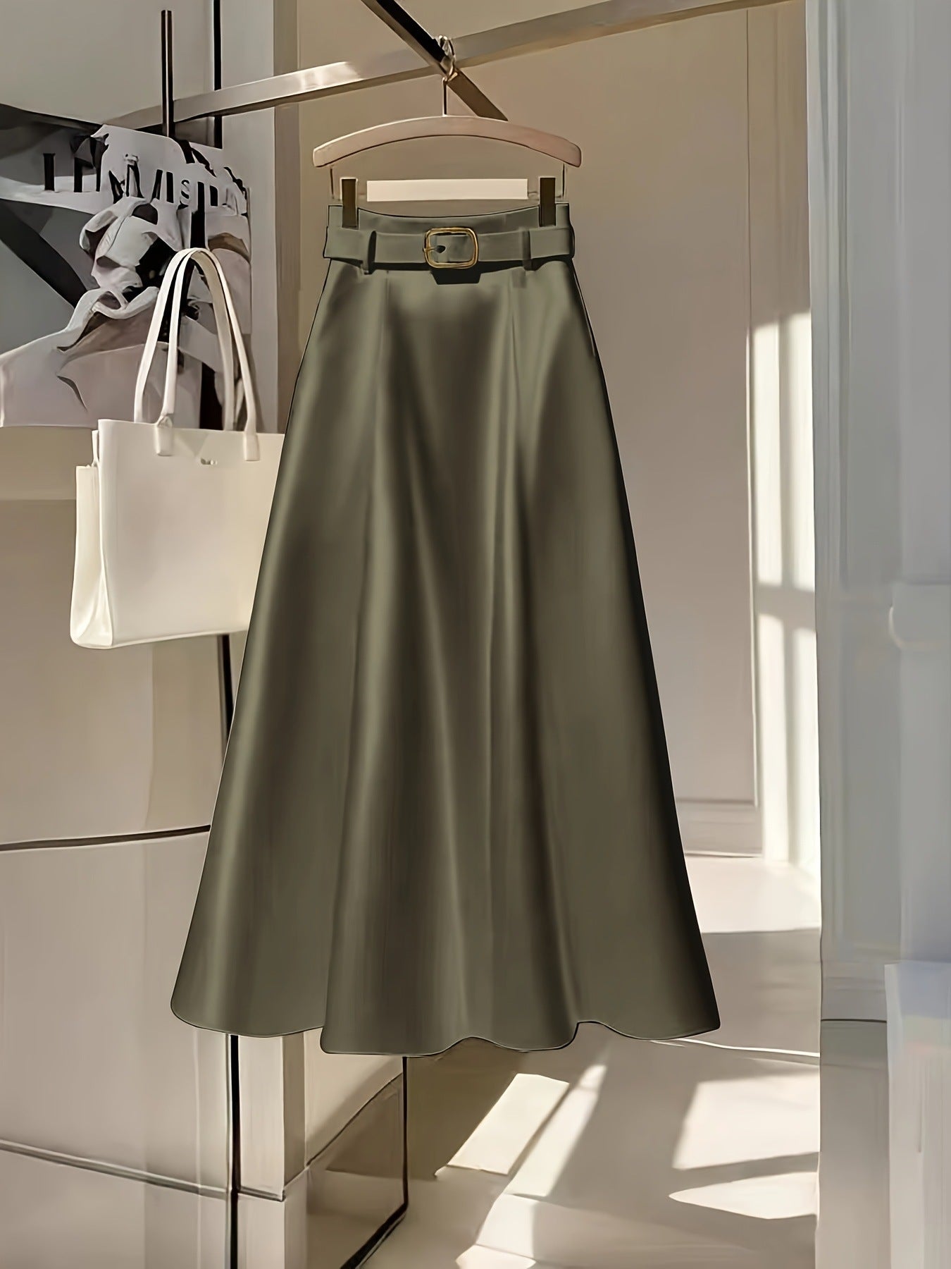 Eleganter fester Farbsatin-A-Line-Rock für anmutige Outfits