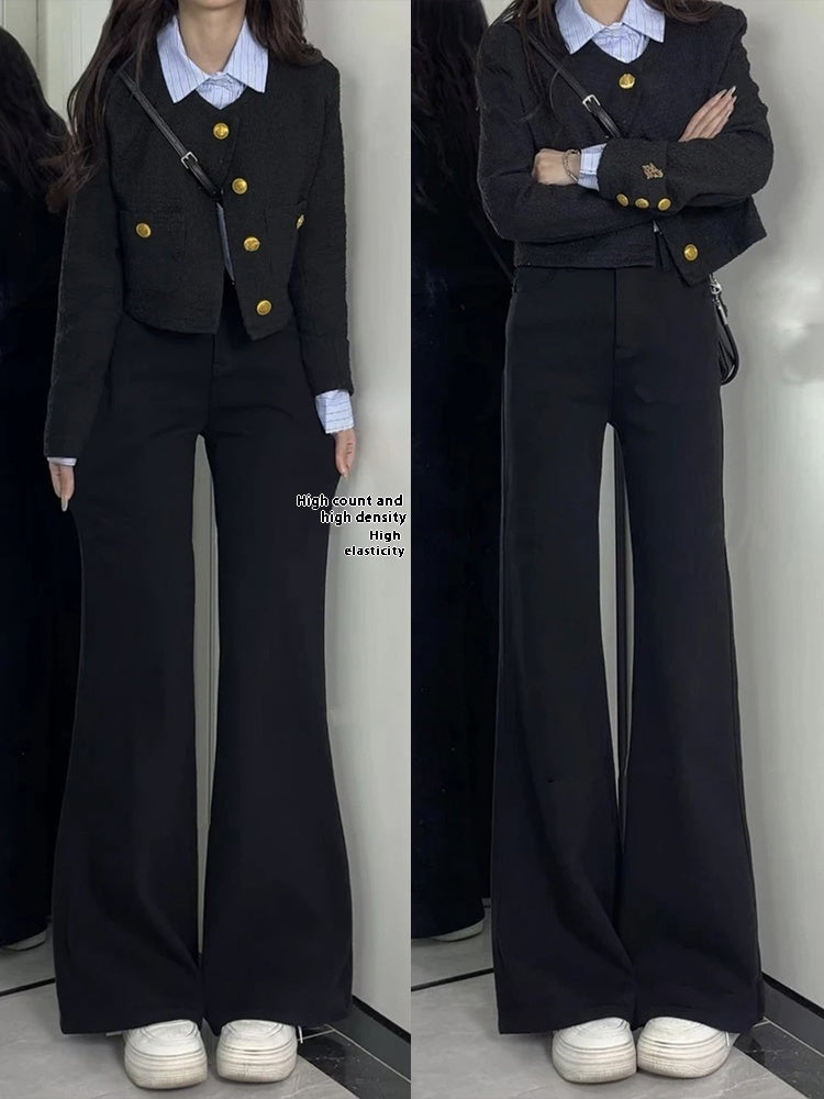 Regangkan jeans flare sedikit berpinggang tinggi untuk wanita