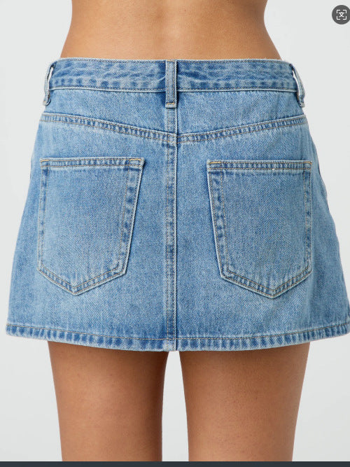 Peregangan rok pendek denim yang dicuci untuk kenyamanan kasual