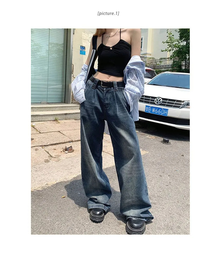 Jeans kaki lebar yang dicuci di tengah naik dengan santai pas